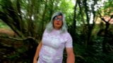 Amateur travestiet Kellycd2022 masturbeert grote cumshot buitenshuis in het bos in kousen en sexy slipje snapshot 2