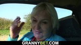 Jonge dekhengst neukt oude 80 -jarige blonde oma langs de weg snapshot 4