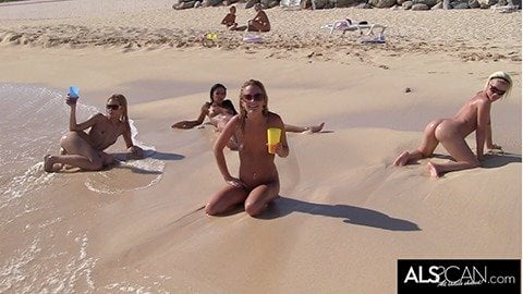 Šest napaljenih lezbejki ide na to na javnoj plaži