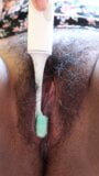 Une latina poilue joue avec une brosse à dents vibrante p 1 snapshot 3