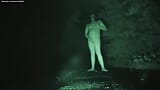 Pisse avec érection pendant une promenade nue en public la nuit. (008) Tobi en pisse00815 snapshot 1