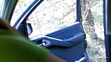 Ein geiles französisches schätzchen holt ihre massiven hupen raus und lutscht schwanz in einem auto snapshot 2