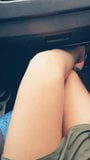 Spectacle de jambes torrides dans la voiture snapshot 2