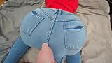 Fodendo uma garota de bunda gorda em jeans rasgados snapshot 3