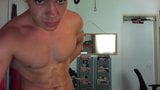 Un beau minet se déshabille devant sa webcam snapshot 11