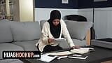 Árabe gata Malina Melendez deixa colega perfurar sua buceta sedenta e gozar no rosto - conexão com hijab snapshot 9