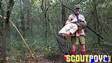 Le scoutboys Cole Blue baise Ian sans capote le long d’un sentier en plein air snapshot 9