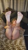 Picioare în aer - mamă sexy dolofană mare și frumoasă care își arată tălpile și degetele. fără audio snapshot 5