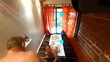 Peep. Voyeur. Ibu rumah tangga mencuci di kamar mandi dengan sabun, mencukur memeknya di kamar mandi. 22 snapshot 12