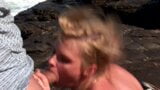 Trio amatur antara kaum dengan blonde seksi di atas batu di pantai snapshot 7