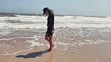 Chica adolescente metiendo los dedos en el coño afeitado en la playa nudista a la orilla del mar, en público al aire libre, mastirbación en snapshot 1