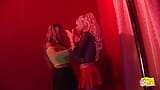 Twee blonde strippers met enorme tieten vechten, maar vingeren elkaar en make-up snapshot 3