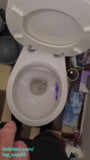 Schattige 18 -jarige tienerjongen die op het toilet pov 4k snapshot 2