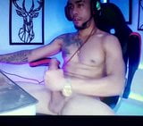 Une latino sexy baise sa grosse bite bien dure snapshot 1