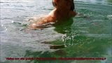 Josephine dell'isola di Maurizio: piscia nuda e nuota! snapshot 3