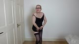 Baile de striptease sexy en vestido negro snapshot 5