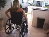 Paraplegiczna dziewczyna udająca snapshot 6