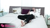 GIRLSRIMMING - la sexy zlata shine sorprende dean con leccata di culo snapshot 2