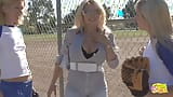 Baseball-küken werden von der lesbischen blondine, die sich nach einem dreier sehnt, verführt und abgeholt snapshot 4