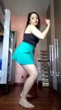 Mov2 (Braziliaanse babe met mooie benen danst in een kort rokje) snapshot 5