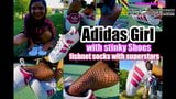 Chica en rojo adidas superstars juega con los zapatos, mojando calcetines de red snapshot 1