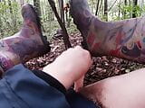 Masturbation dans la forêt à travers la culotte snapshot 14