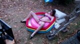 Outdoor wam sissy gurl in micro bikini in pvc rosa oliata e inzuppata di acqua lattiginosa gioca con se stessa senza sperma snapshot 6