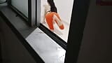 Petite de piel  blanca da una buena mamada en la sala de su casa mientras hace ejercicios CUM IN MY MOUTH - Porno en Español snapshot 1