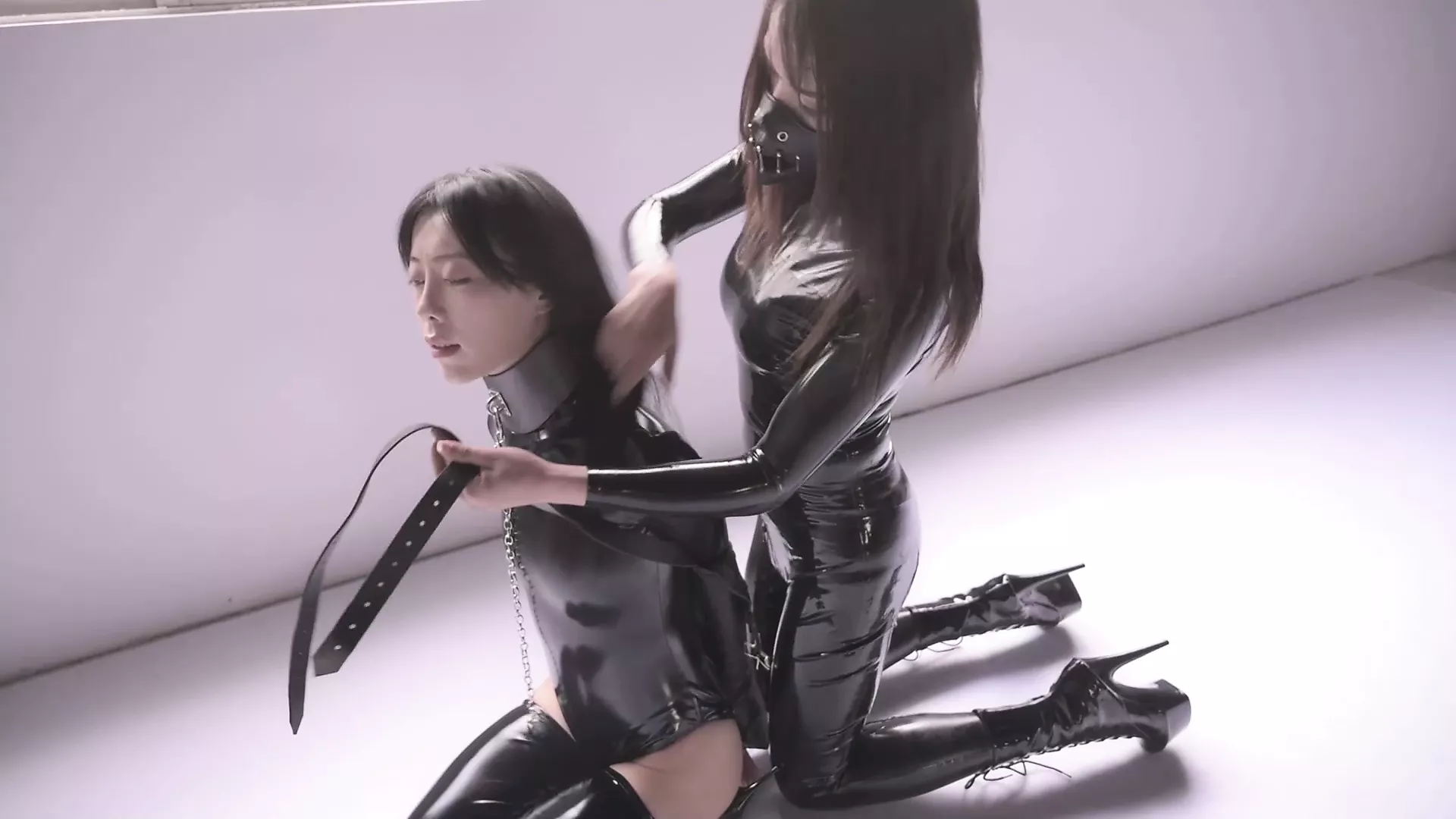 Порно әйелдер белдіктері бар еркектерді трахает