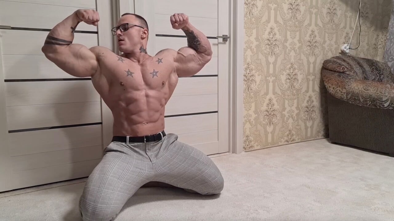 Bodybuilder Hunk Strip Show | xHamster
