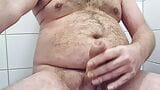 Ongesneden papa draagt een enorme cumshot en toont zijn harige lichaam snapshot 8