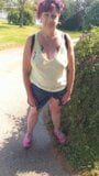 Une femme mature sans soutien-gorge libère de la pisse dans un parc public snapshot 4