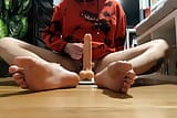 Il giovane femboy gay viene cavalcando i suoi dildo snapshot 7