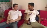 Interraciale twinks eerste keer zonder condoom neuken snapshot 2