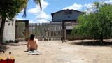 Une femme prend un bain de soleil et montre son corps nu au livreur snapshot 10