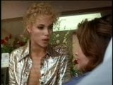 Showgirls Elizabeth Berkley i Gina Gershon całują się snapshot 2