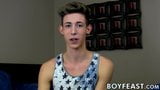 Tatuado cachondo twink blake mast masturbando su gran polla para cum snapshot 2