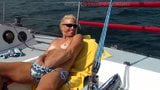 Olga på min yacht för att onanera snapshot 4