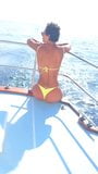 Esposa gostosa sexy mostra bunda de biquíni no barco snapshot 2