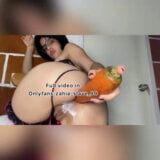 Saya menaruh wortel di pantat saya dan saya menyemprotkan snapshot 1