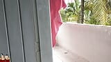Minha esposa usando micro biquini na varanda para trabalhador ver snapshot 6