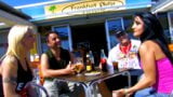 两个金发和黑发女友在西班牙度假期间在海滩上操 2 个男人 snapshot 4