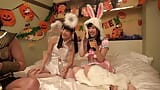 Angel en Bunny Cosplayers Kohina (22) en Suzu (20) zijn schattige vrouwen die selfies nemen met een online tv-show. snapshot 5