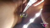 Nippleringlover - une MILF excitée reçoit plusieurs anneaux dans des piercings à sa chatte étirée snapshot 13