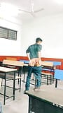 Sala de aula sexo homens nus mostrando grande pau longo e peludo snapshot 3