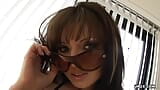 Ava Rose, een prachtige brunette, heeft plezier met harde zwarte pik. snapshot 1