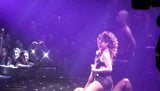 Rihanna diddle y grind en el escenario snapshot 10