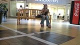 Lilly spielt mit Füßen im Einkaufszentrum snapshot 4