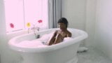 Heißes Bad mit schwarzen Lesben !! Echter heißer Moment snapshot 3