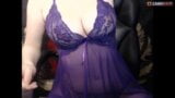 穿着性感紫色内衣的淫荡女孩 snapshot 12